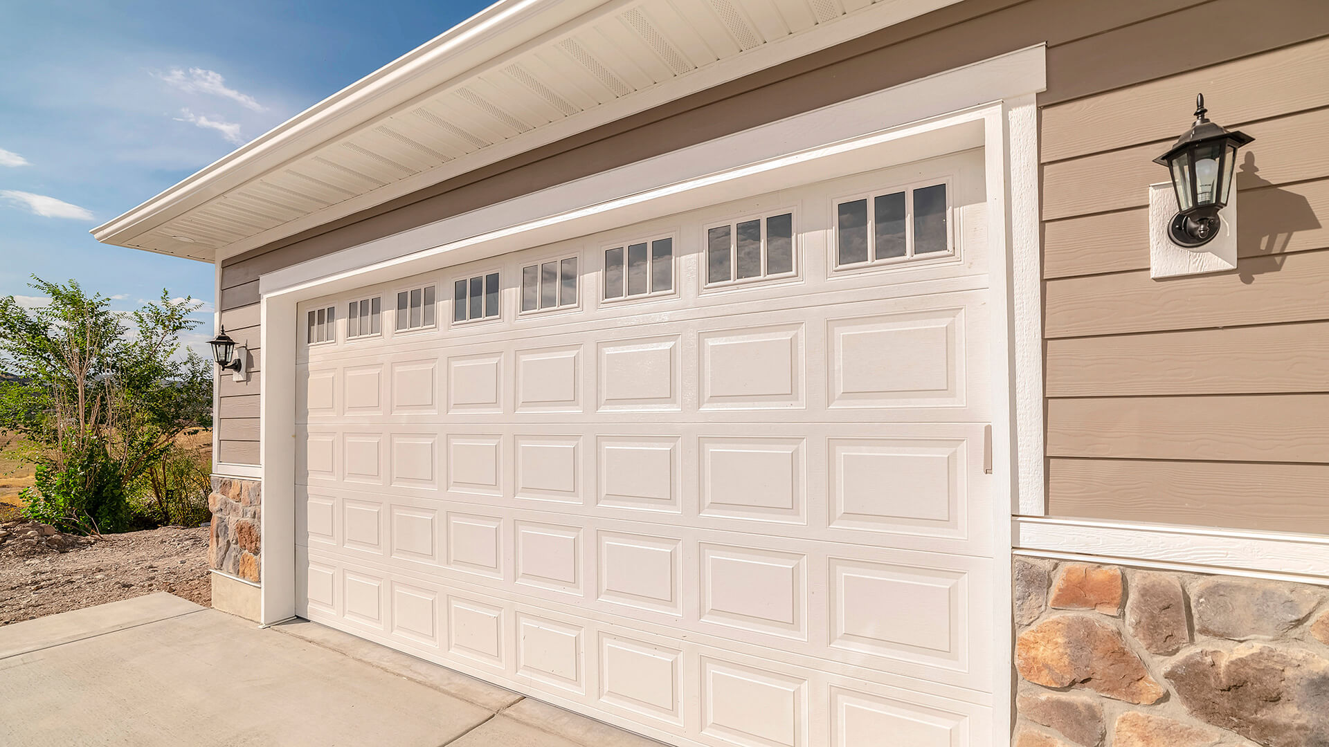 Expert Garage Door Repair Technicians in Lynwood, CA